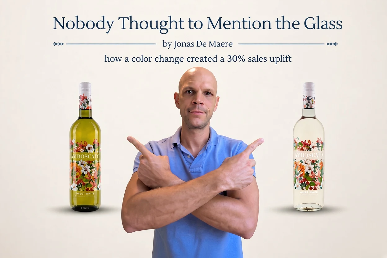 Jonas De Maere pointing at two bottles of Amboscato Sweet White, the older in green glass and the new one in clear glass, under the headline Nobody Thought to Mention the Glass